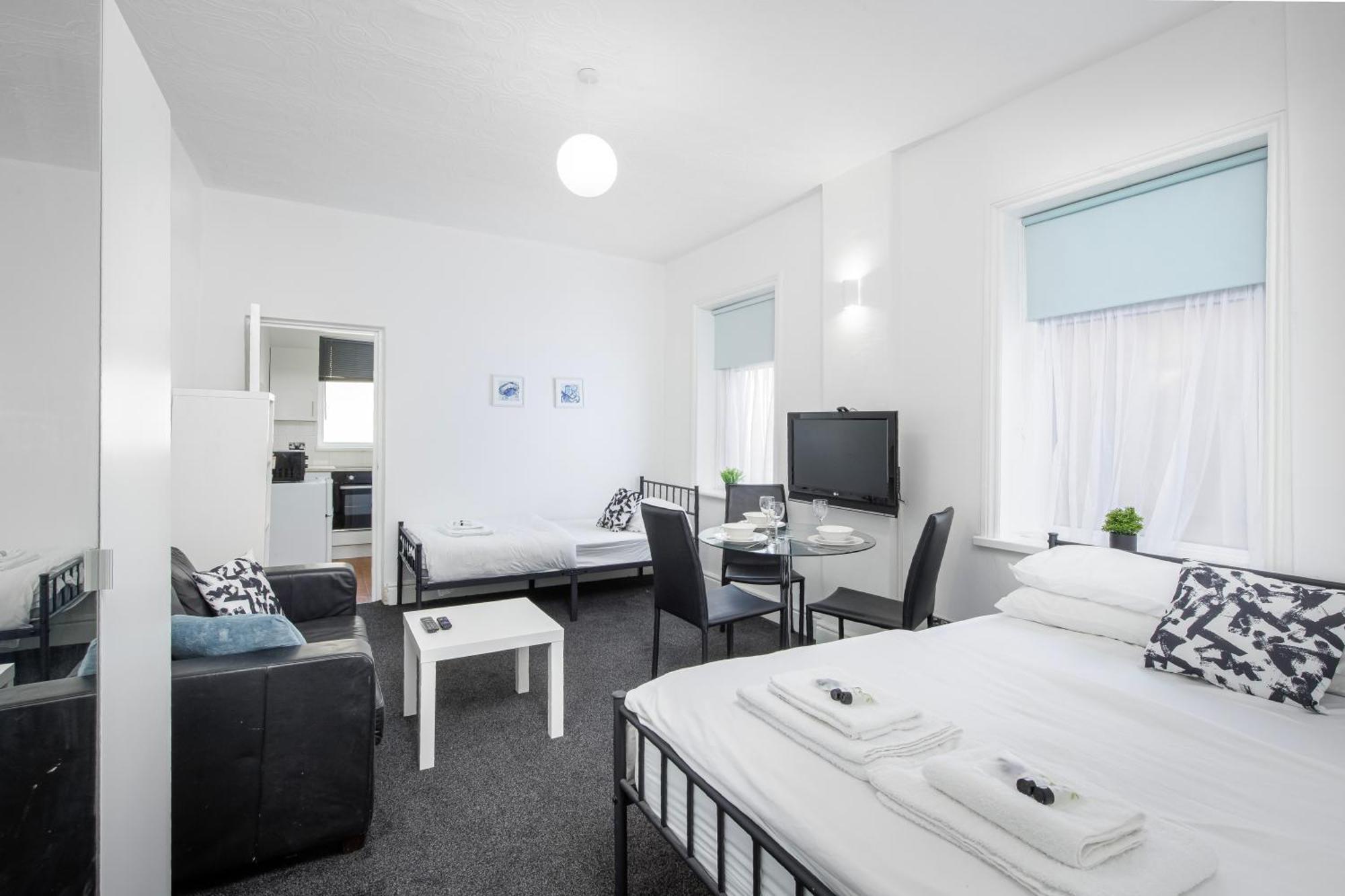 Barton Beachside Apartments - Free Parking, Modern Chic, Central Beach Location, Some Sea Views - Families Couples Or Over 23 Years Blackpool Kültér fotó